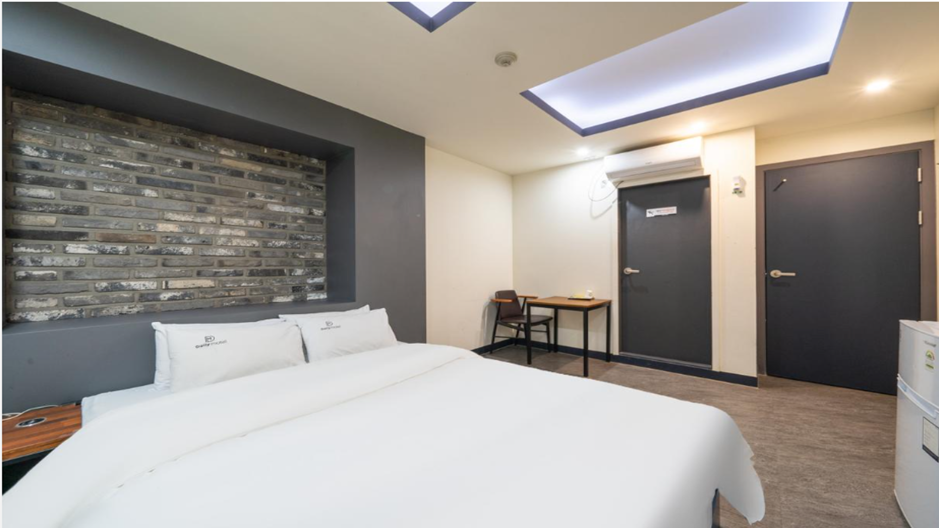 Standard Room - 1 PC included