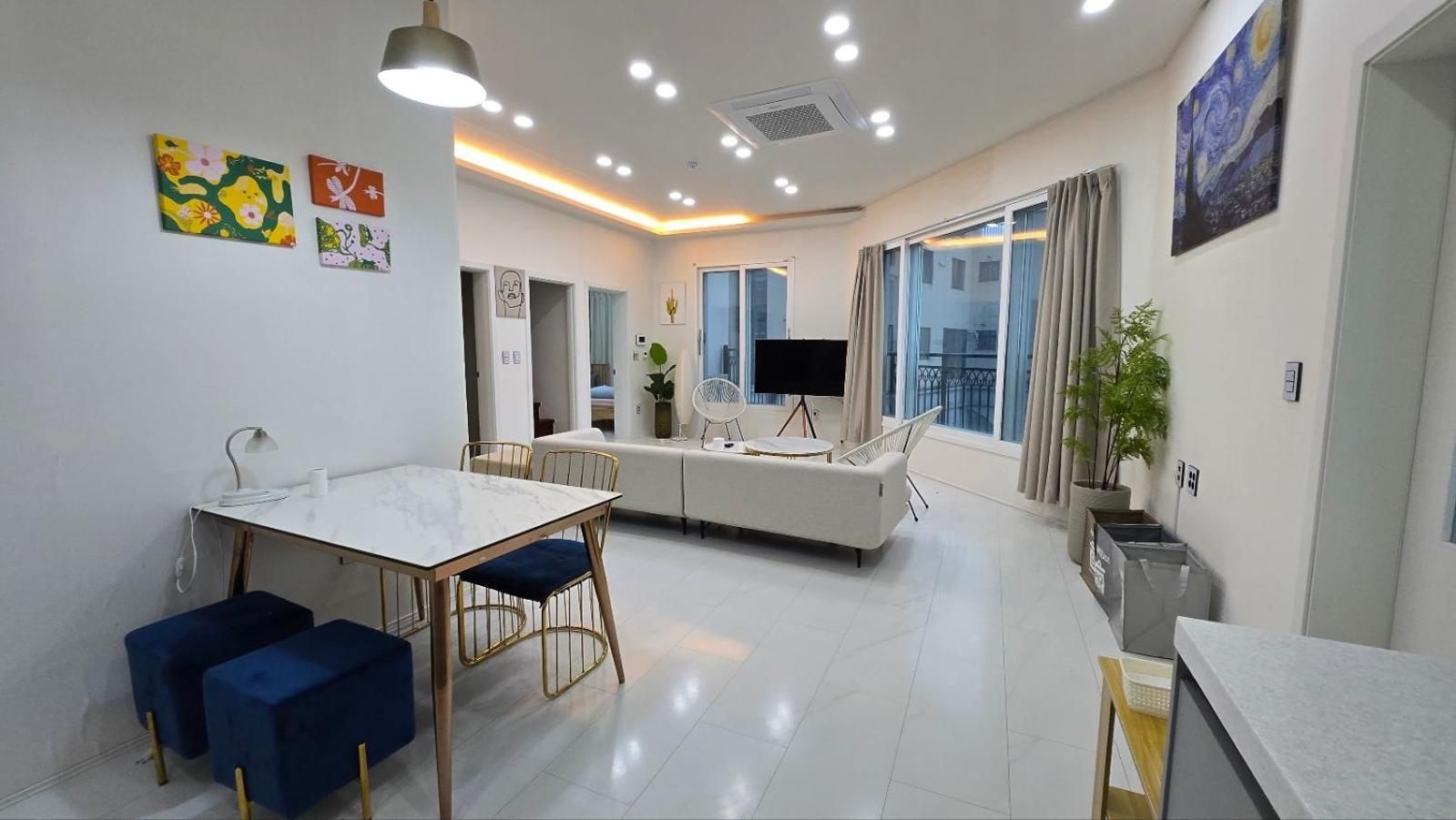 shared lounge/tv area