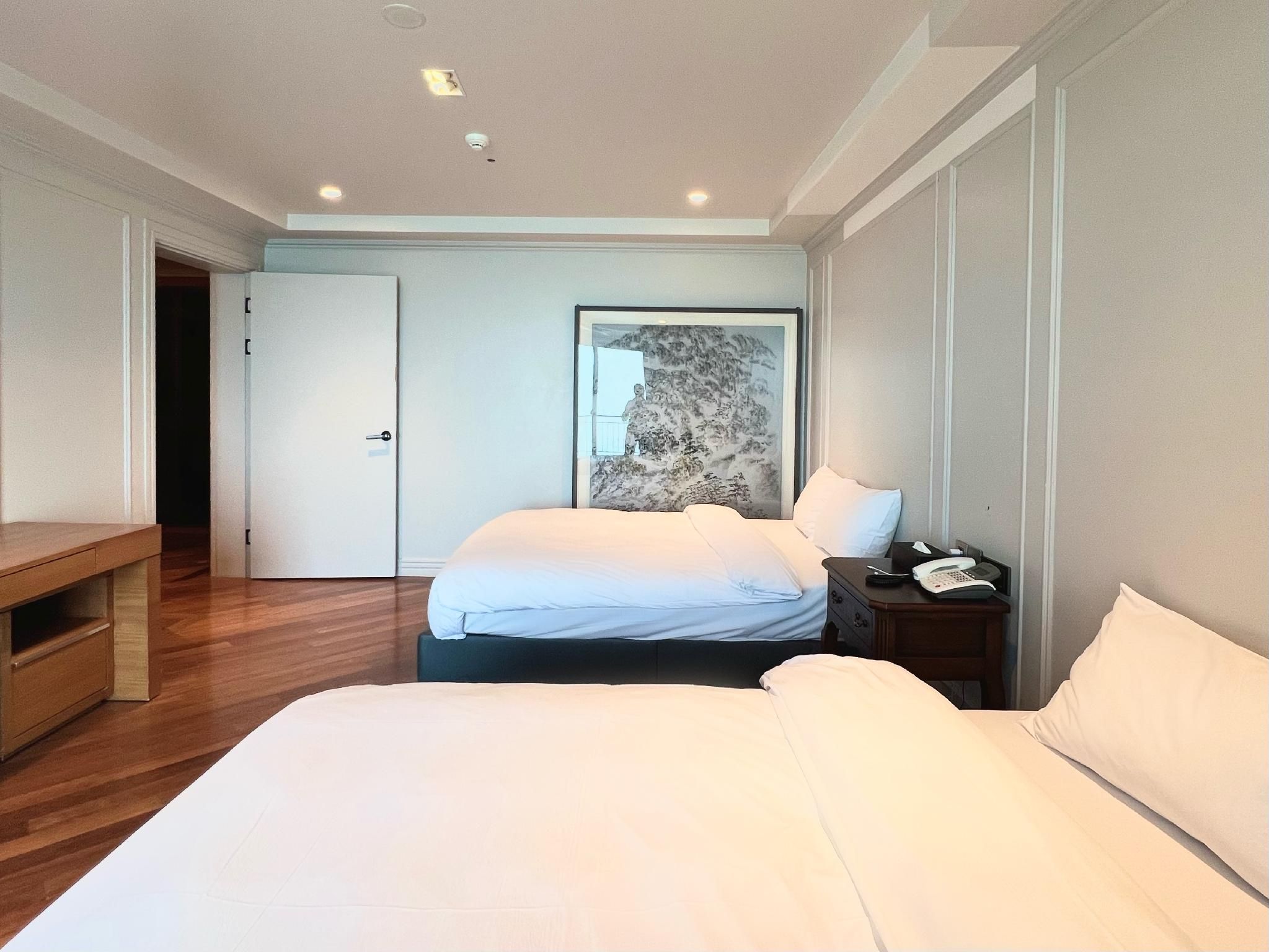 Royal Suite Room with Jacuzzi and Ganga View