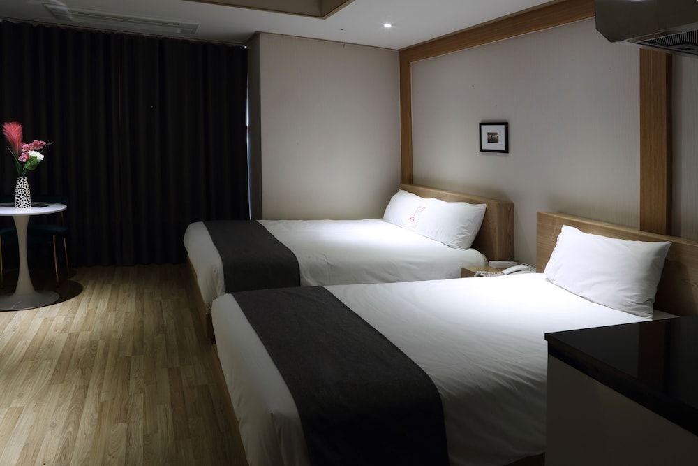The Hotel Yeong Jong Deluxe Twin Room 13