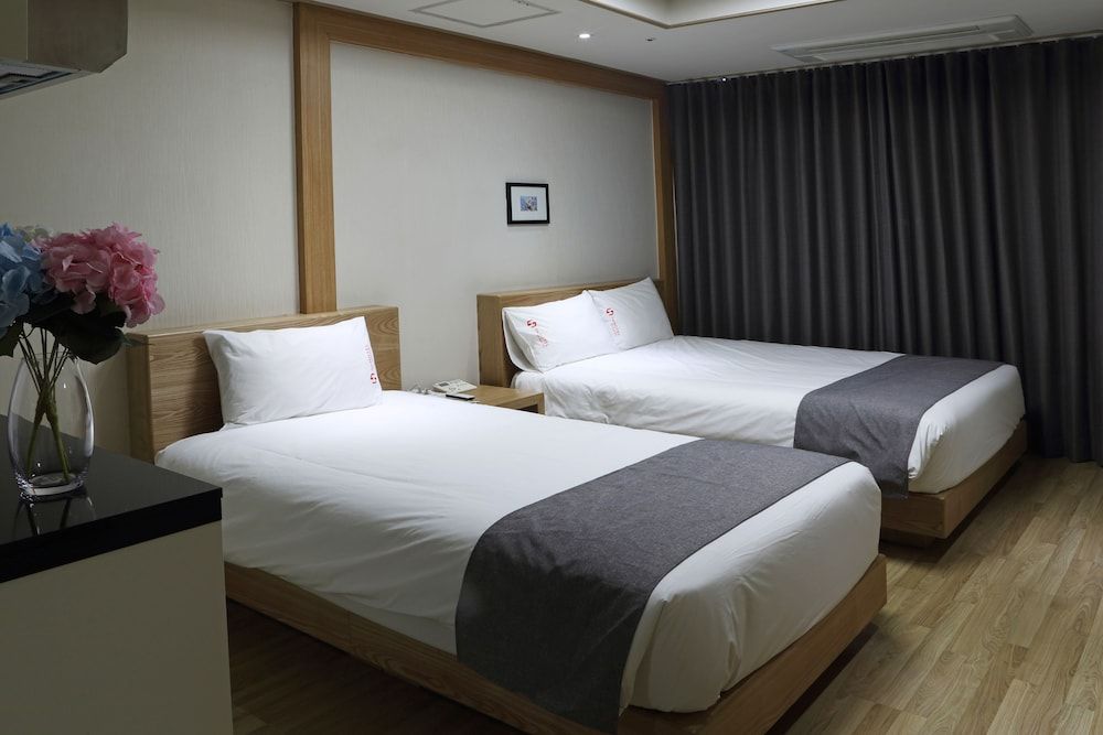The Hotel Yeong Jong Deluxe Twin Room