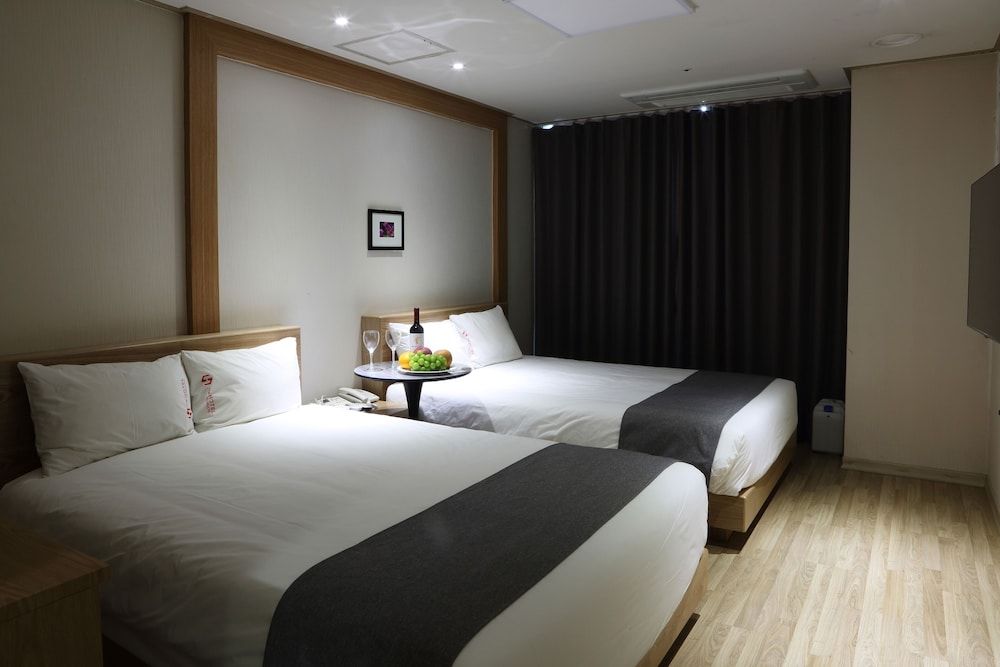 The Hotel Yeong Jong Deluxe Twin Room 9