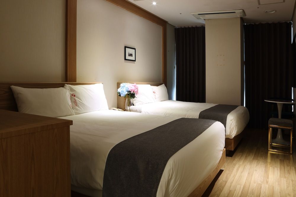 The Hotel Yeong Jong Deluxe Twin Room 6