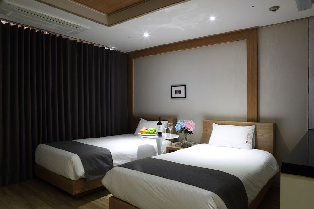 The Hotel Yeong Jong Standard Twin Room 2