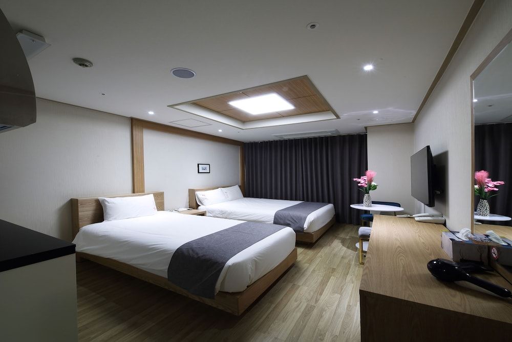 The Hotel Yeong Jong Deluxe Twin Room 5