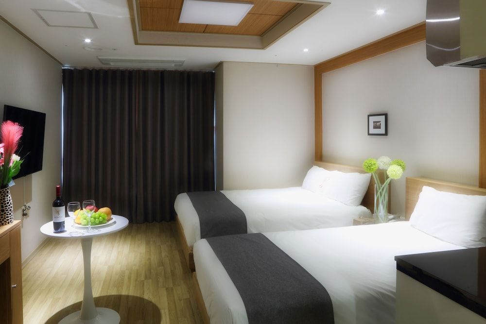 The Hotel Yeong Jong Deluxe Twin Room 10
