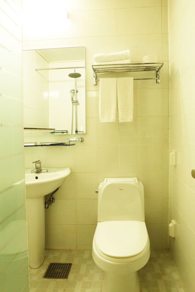 The Hotel Yeong Jong Standard Twin Room 8