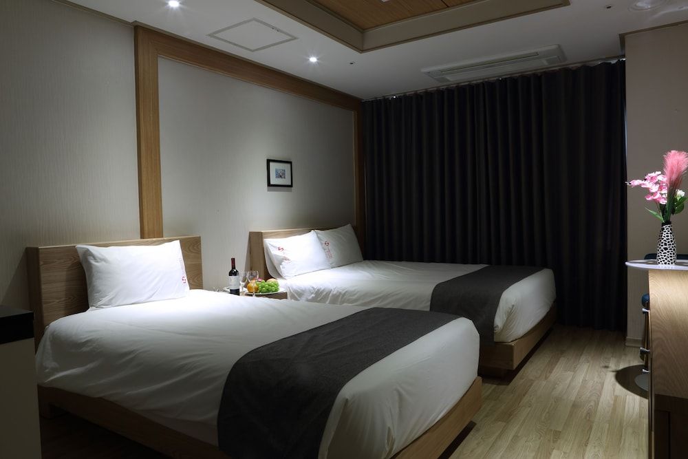 The Hotel Yeong Jong Deluxe Twin Room 7