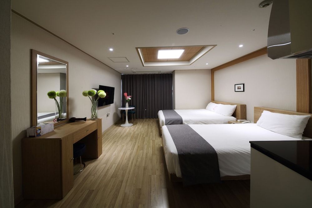 The Hotel Yeong Jong Deluxe Twin Room 3