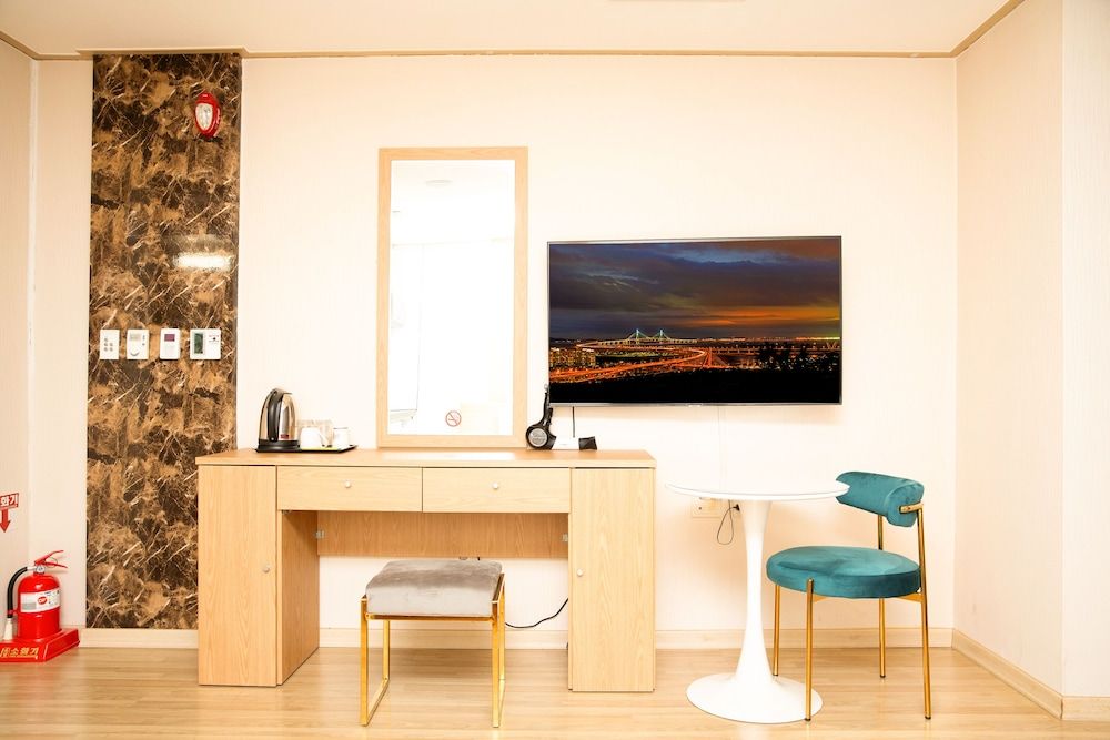 The Hotel Yeong Jong Standard Twin Room 12