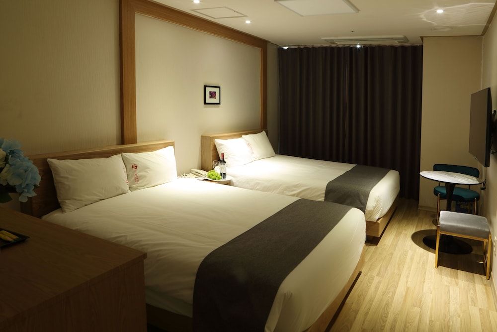 The Hotel Yeong Jong Deluxe Twin Room 4
