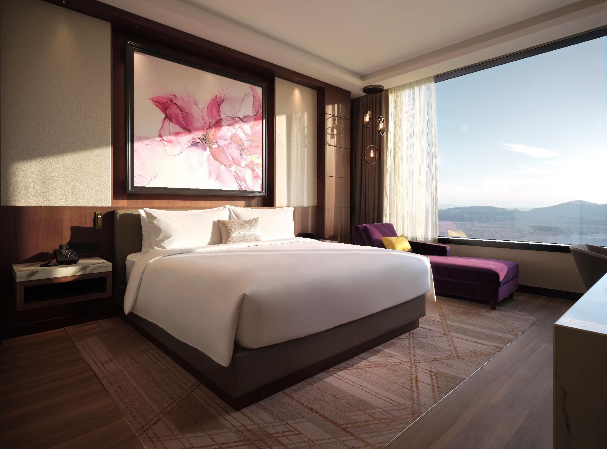 Sun Tower Deluxe King