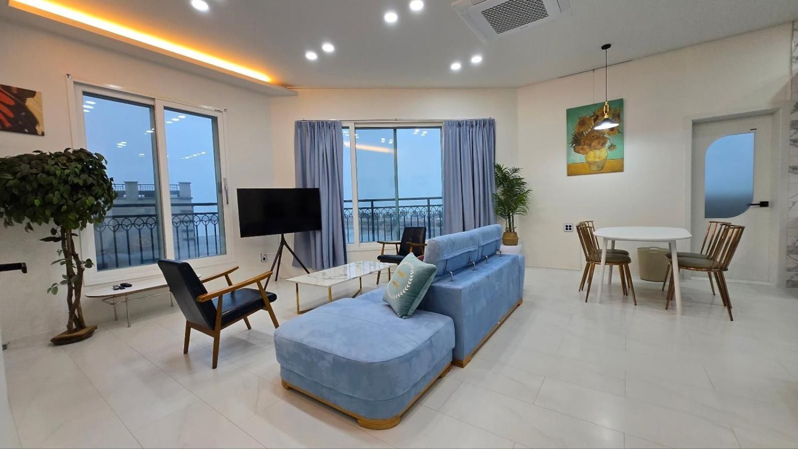 shared lounge/tv area