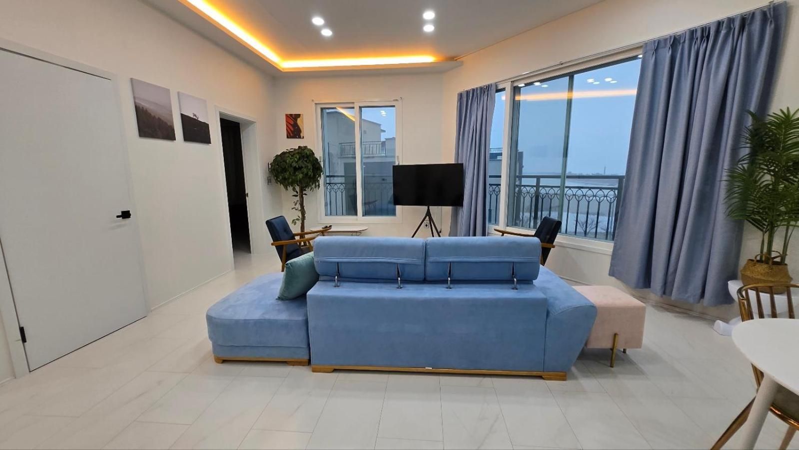 shared lounge/tv area