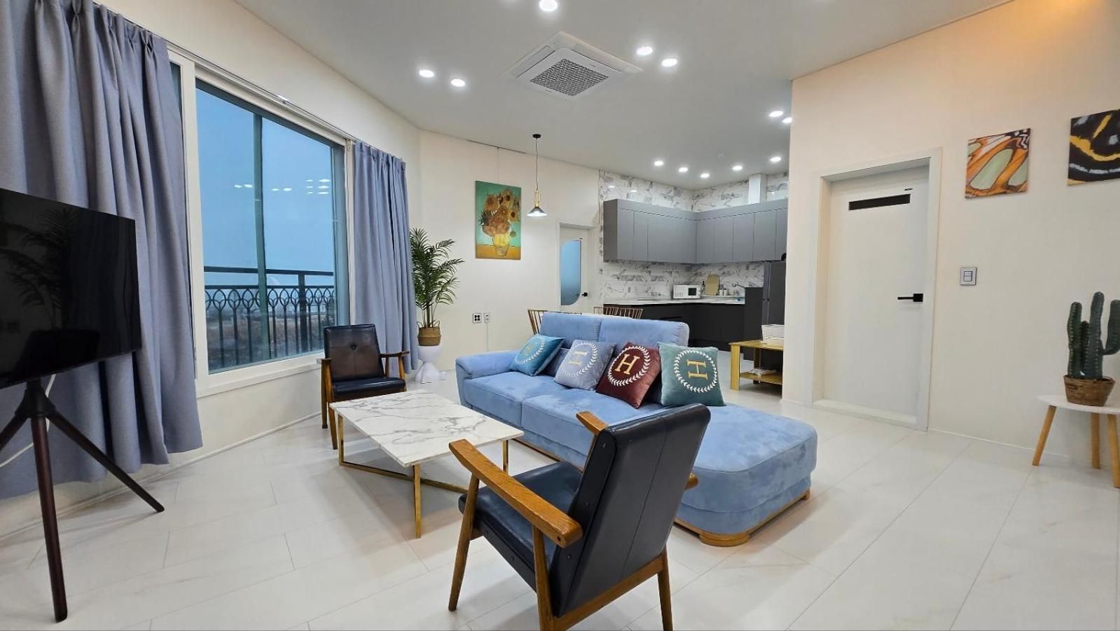 shared lounge/tv area