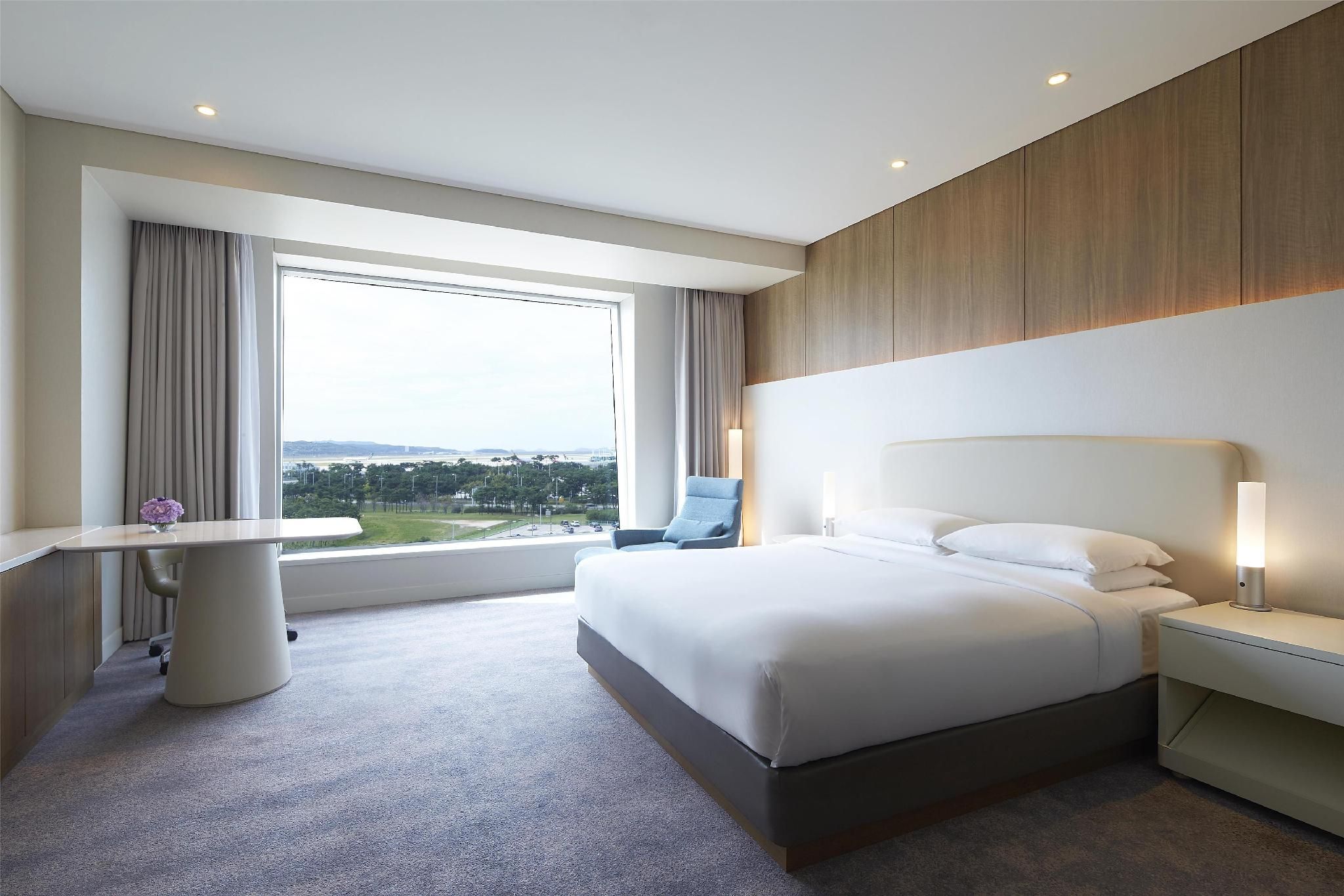 1 King Bed With Club Access West Tower