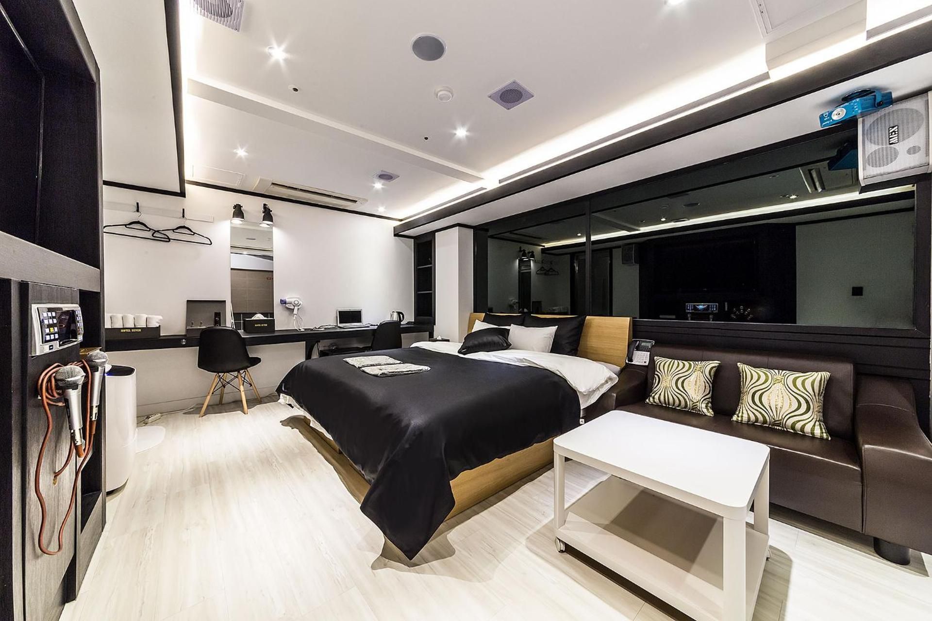 Incheon Seven Hotel Party & Friends room (karaoke, mini pool)