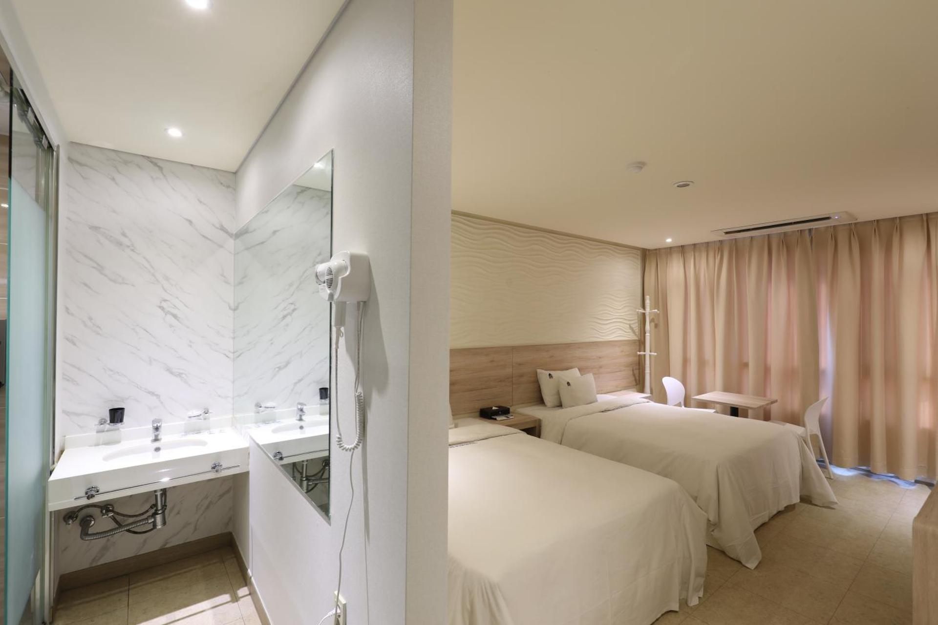 Hotel The Sea Star Half Ocean View Twin Room 2