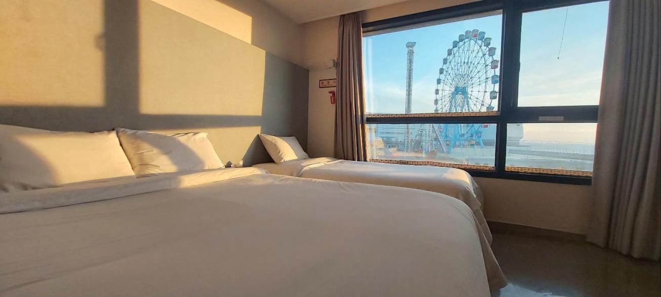 Standard Twin Room with Ferris wheel View