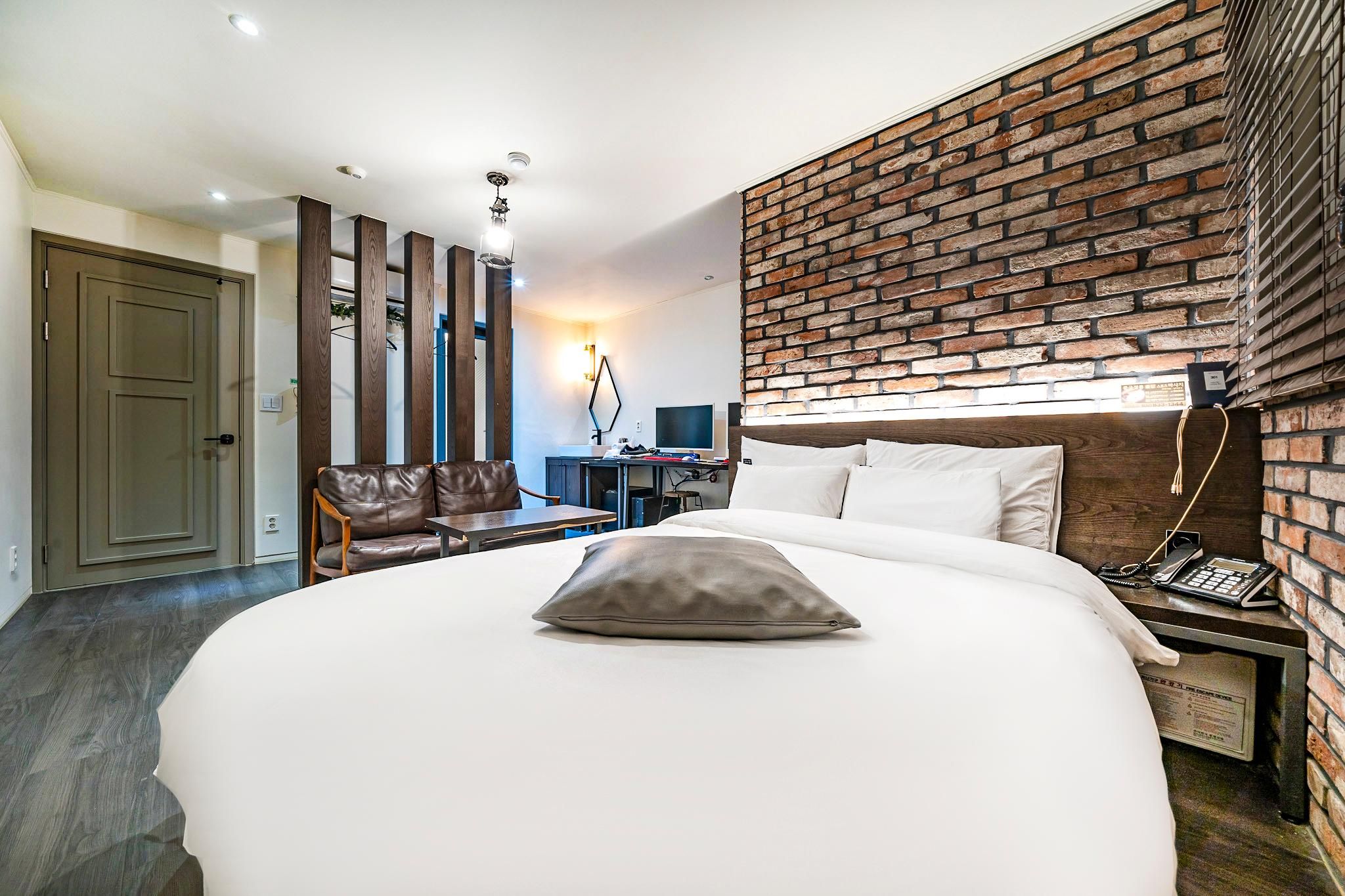 VIP Room - 2 PCs Included