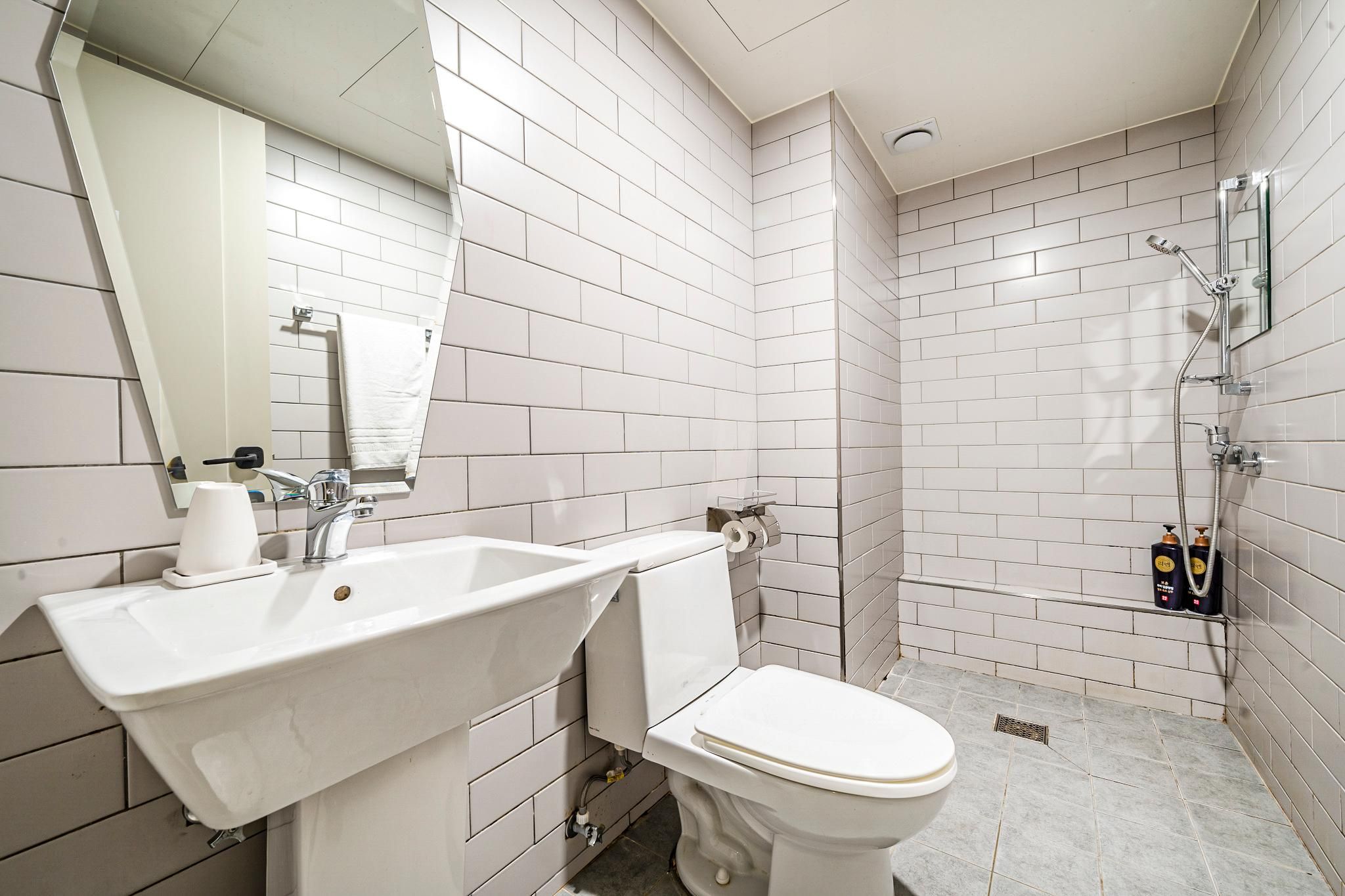 Standard Room - 1 PC included