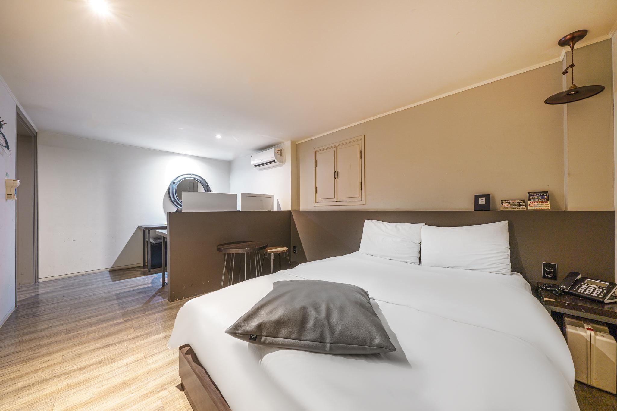 Deluxe Couple Room - 2 PCs Included