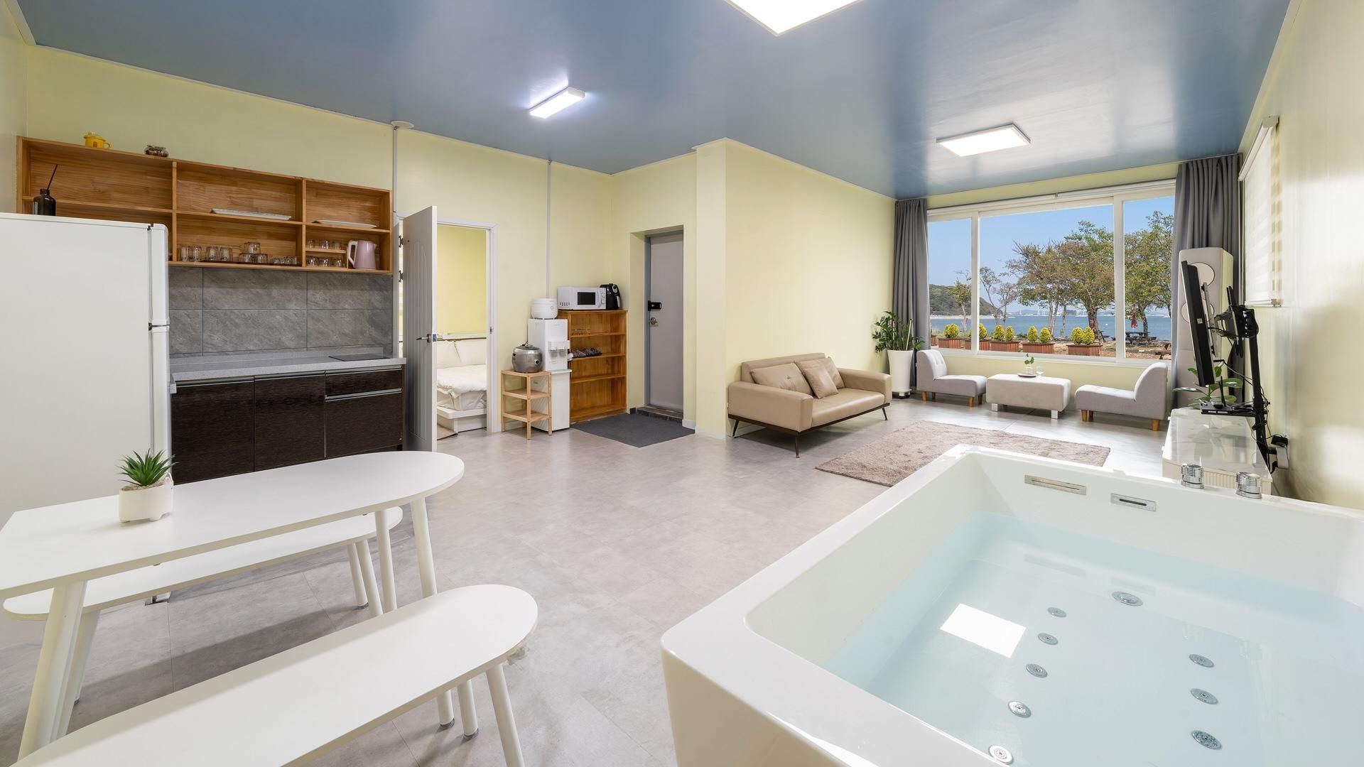 room 101(Ocean view / Spa / Pet)