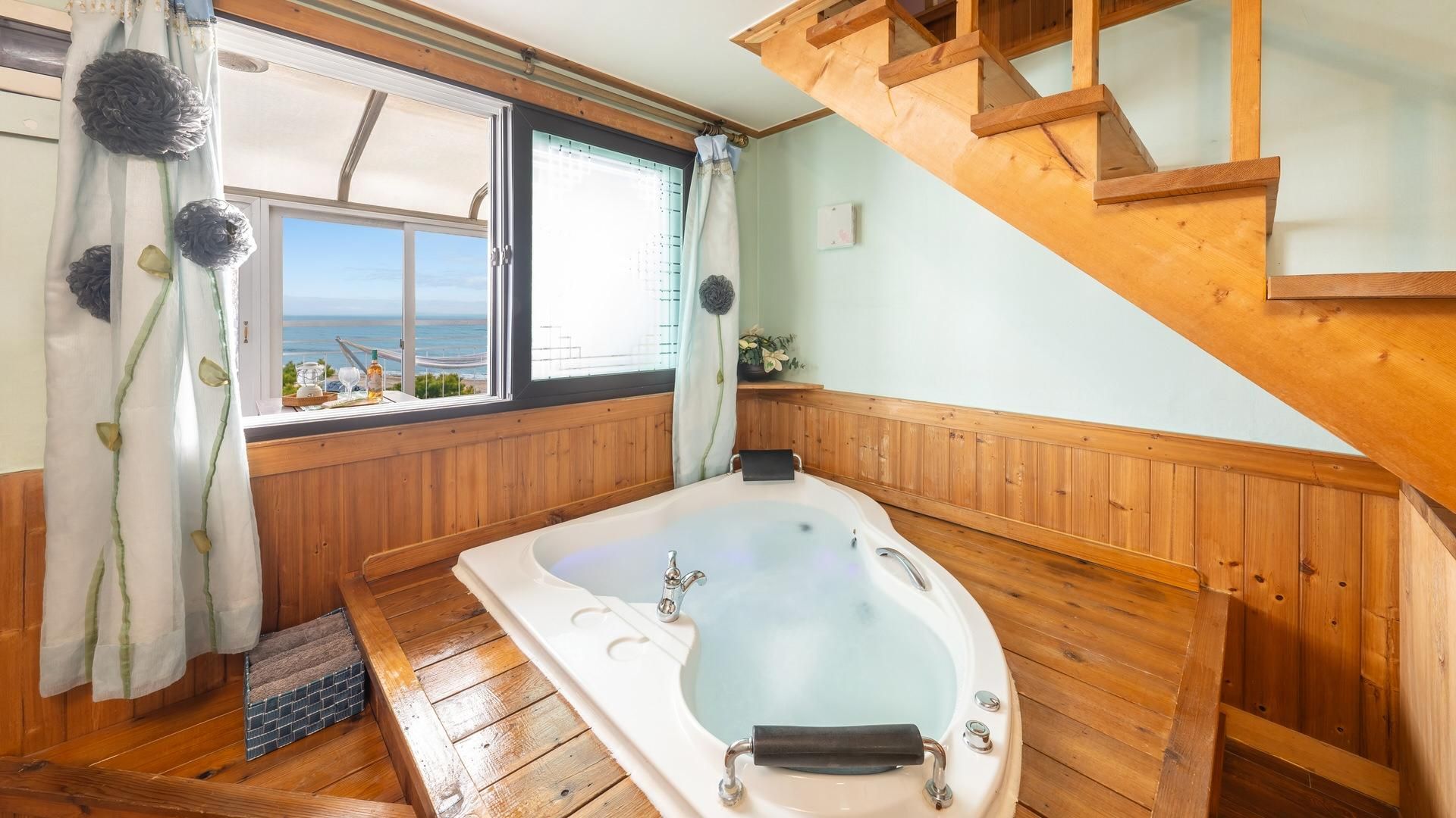 Yeongheungdo Blue Story Pension Sea Room 204 (Spa/Ocean View) 2