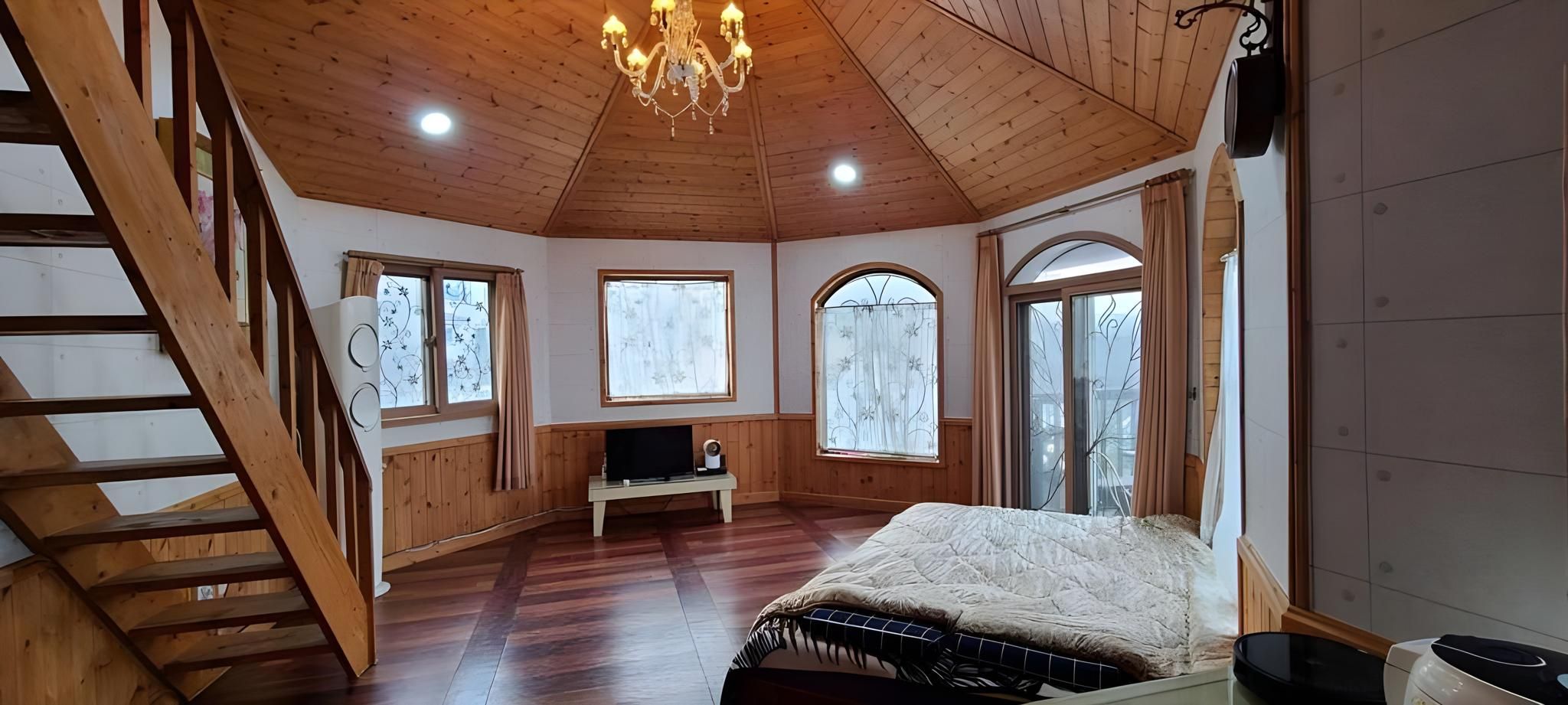 Uno Palace Room 201 2