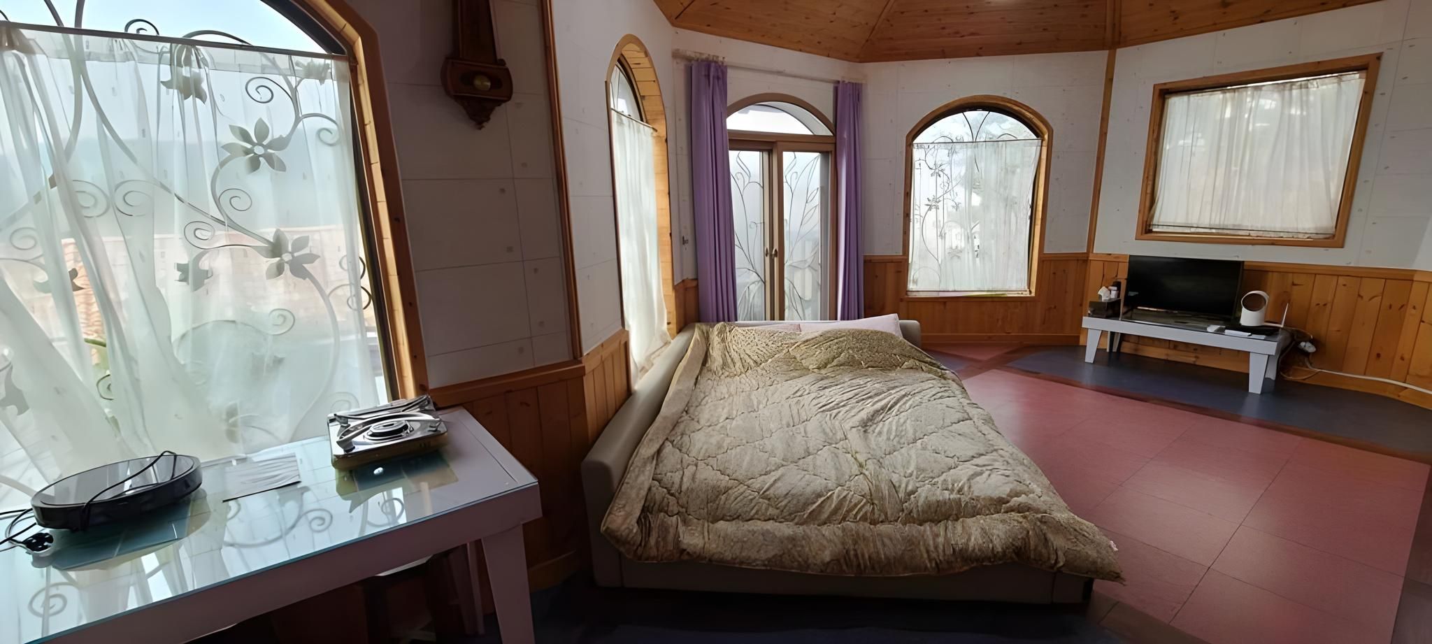 Uno Palace Room 202 2