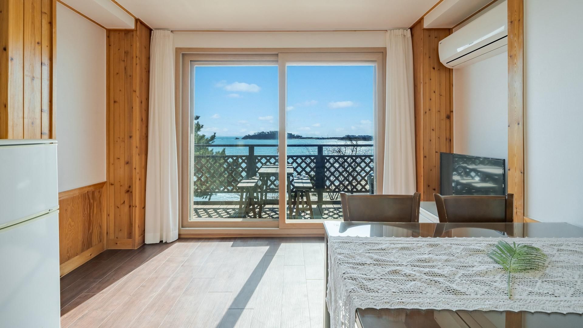 Yeongheungdo Rainbow Ocean View Pension Room 202(Ocean View /BBQ /Terras)