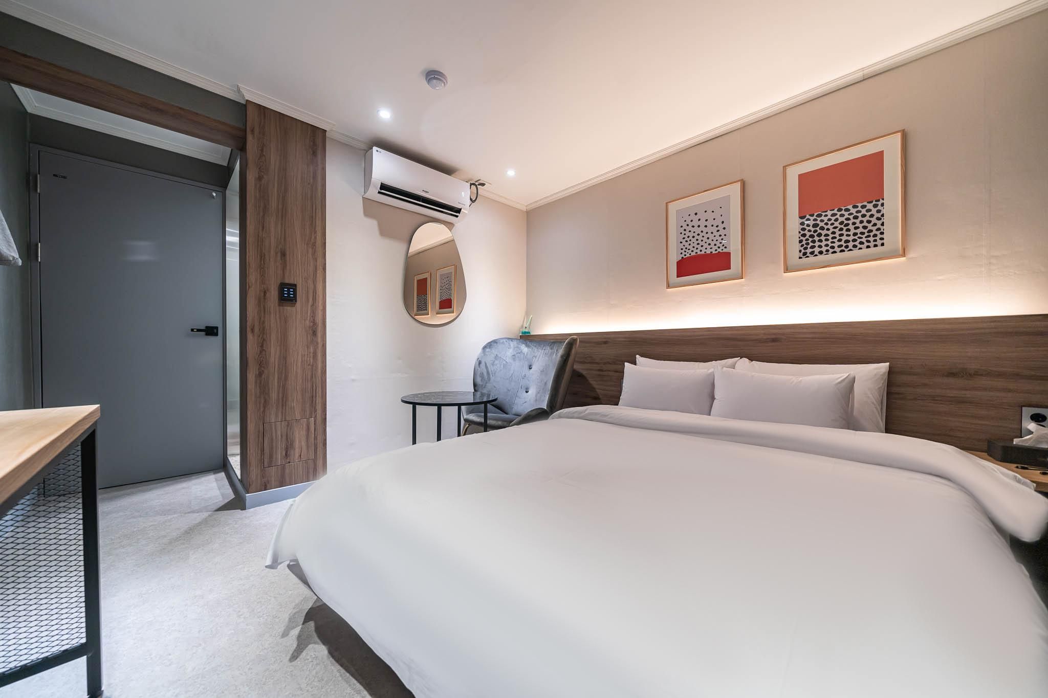 Incheon Hotel Gate No Parking - Walkie Special 2