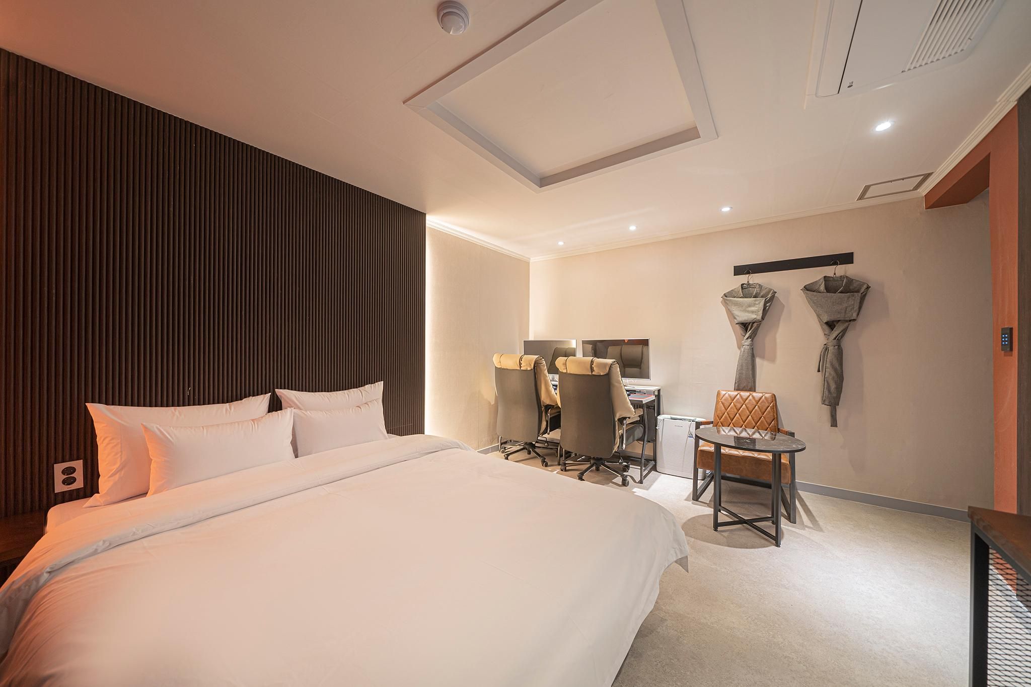 Special Room - 2PCs Included