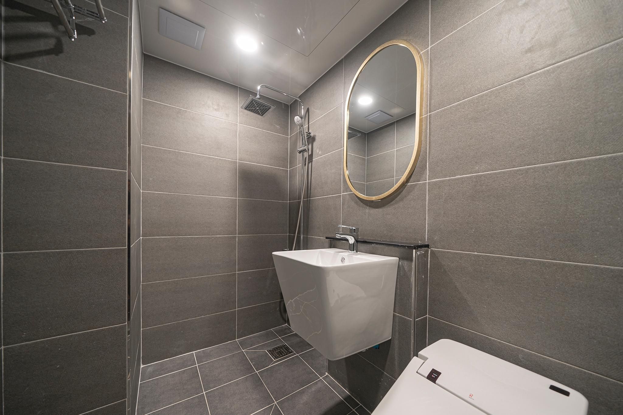 Incheon Hotel Gate No Parking - Walkie Special 3