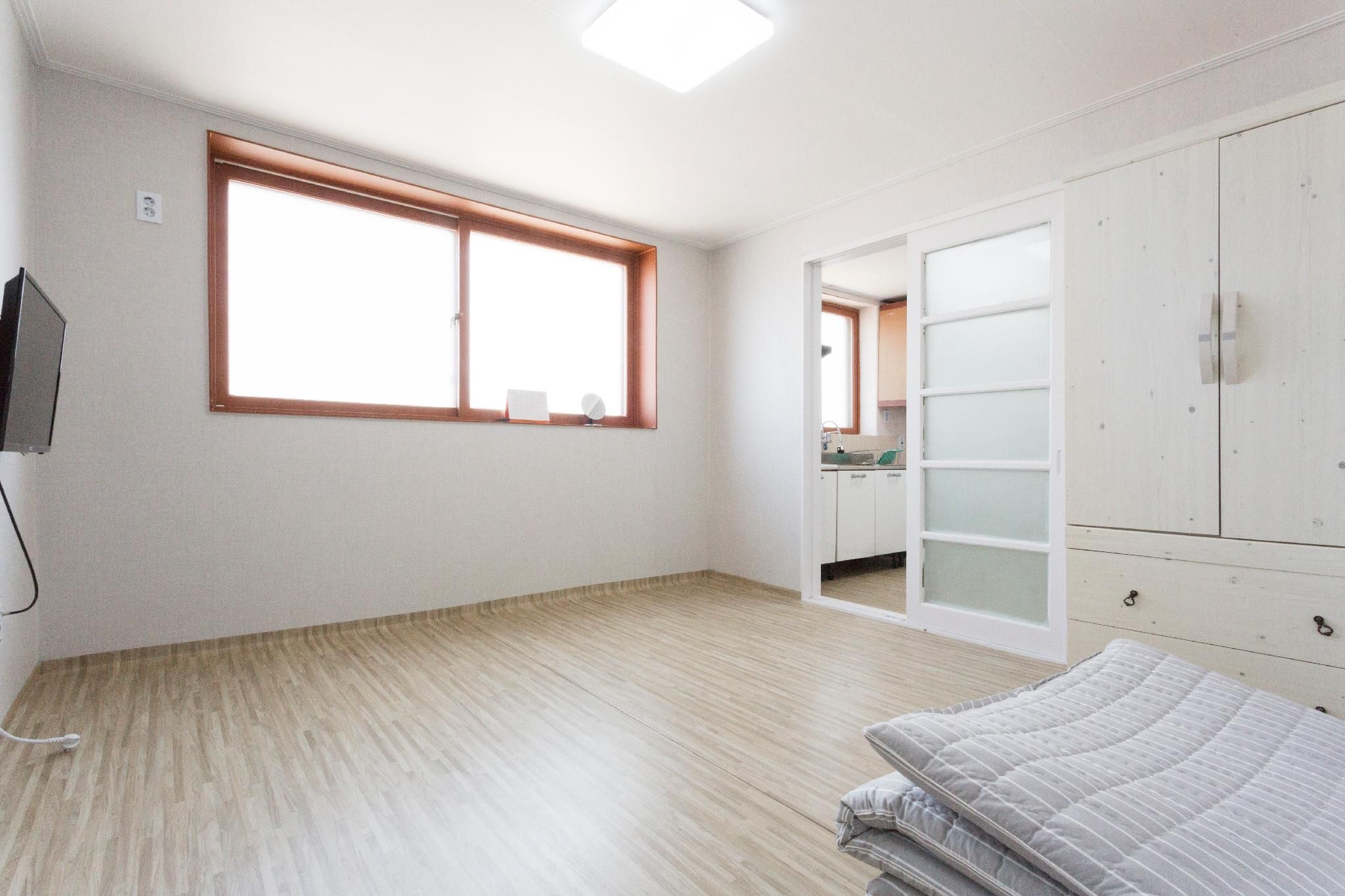 White 1.5room