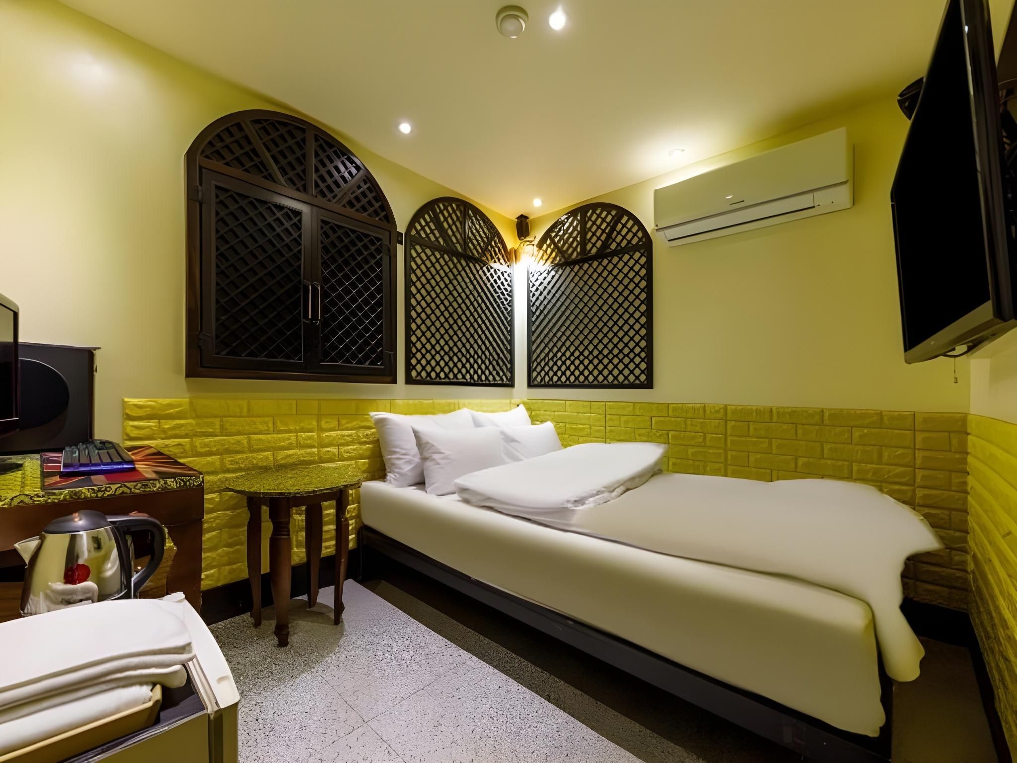 Only Walk Standard Mini - Check-In All Day 10PM