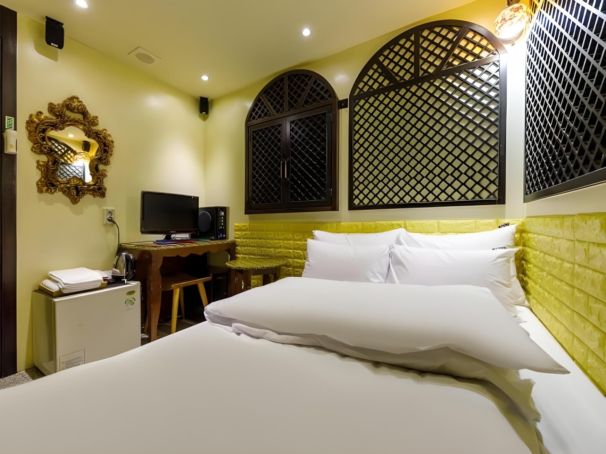 Only Walk Standard Mini - Check-In All Day 10PM