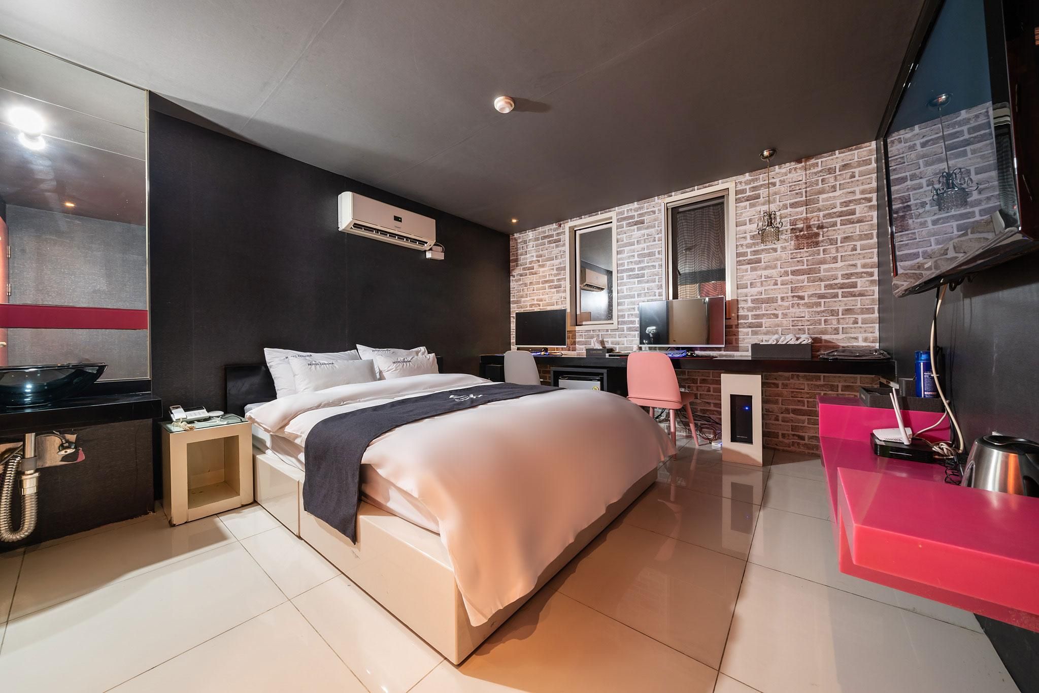 Deluxe - Standard Room, Netflix and YouTube, Samsung 65 SmartTV