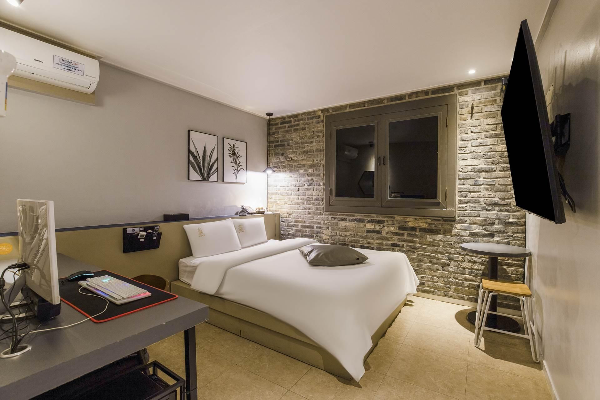 Stay Inn Hotel Standard Room - Gaming PC Included