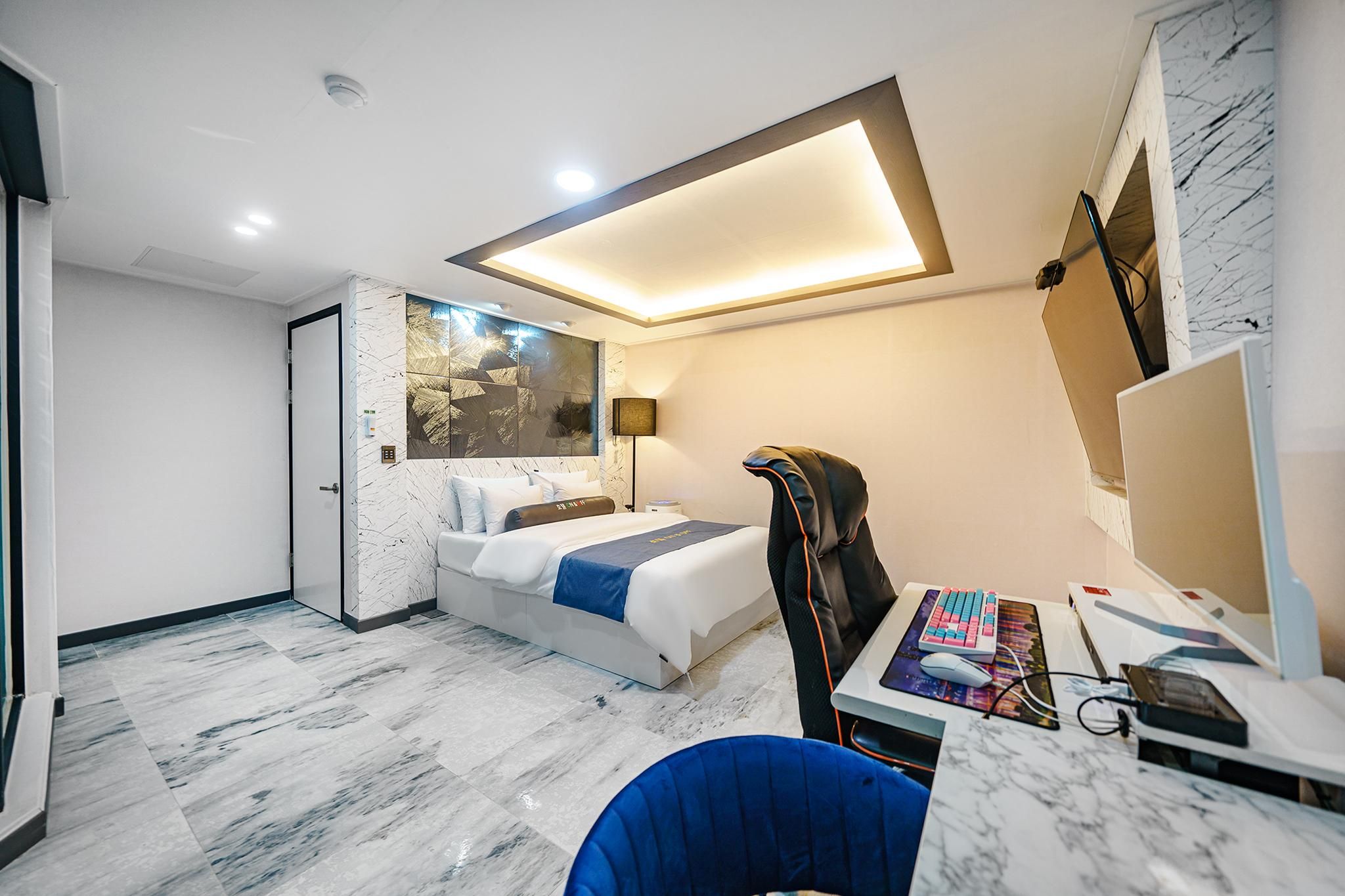 Deluxe Room - Check-In Mon-Thu 3PM, Fri, Sun, Holiday 7PM Sat 9PM