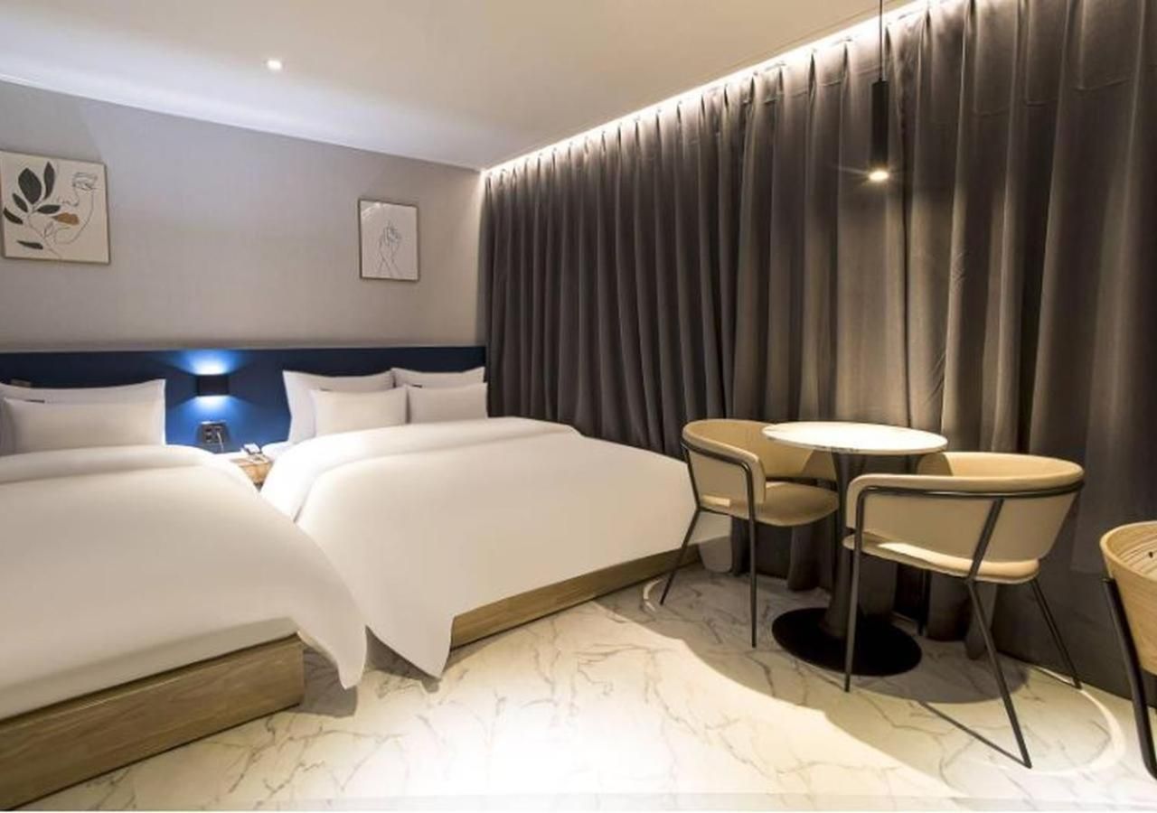 Deluxe Couple Room - PC Included