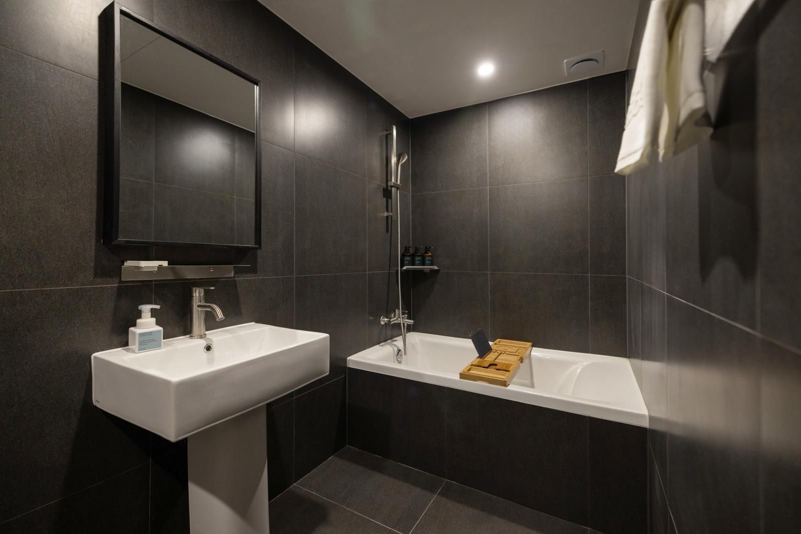 Mitasuya Ryokan Hotel Incheon by Aank Wellness - Ceragem (Ceragem massage bed/queen bed/large smart TV/4-star hotel bedding/single bathtu 3