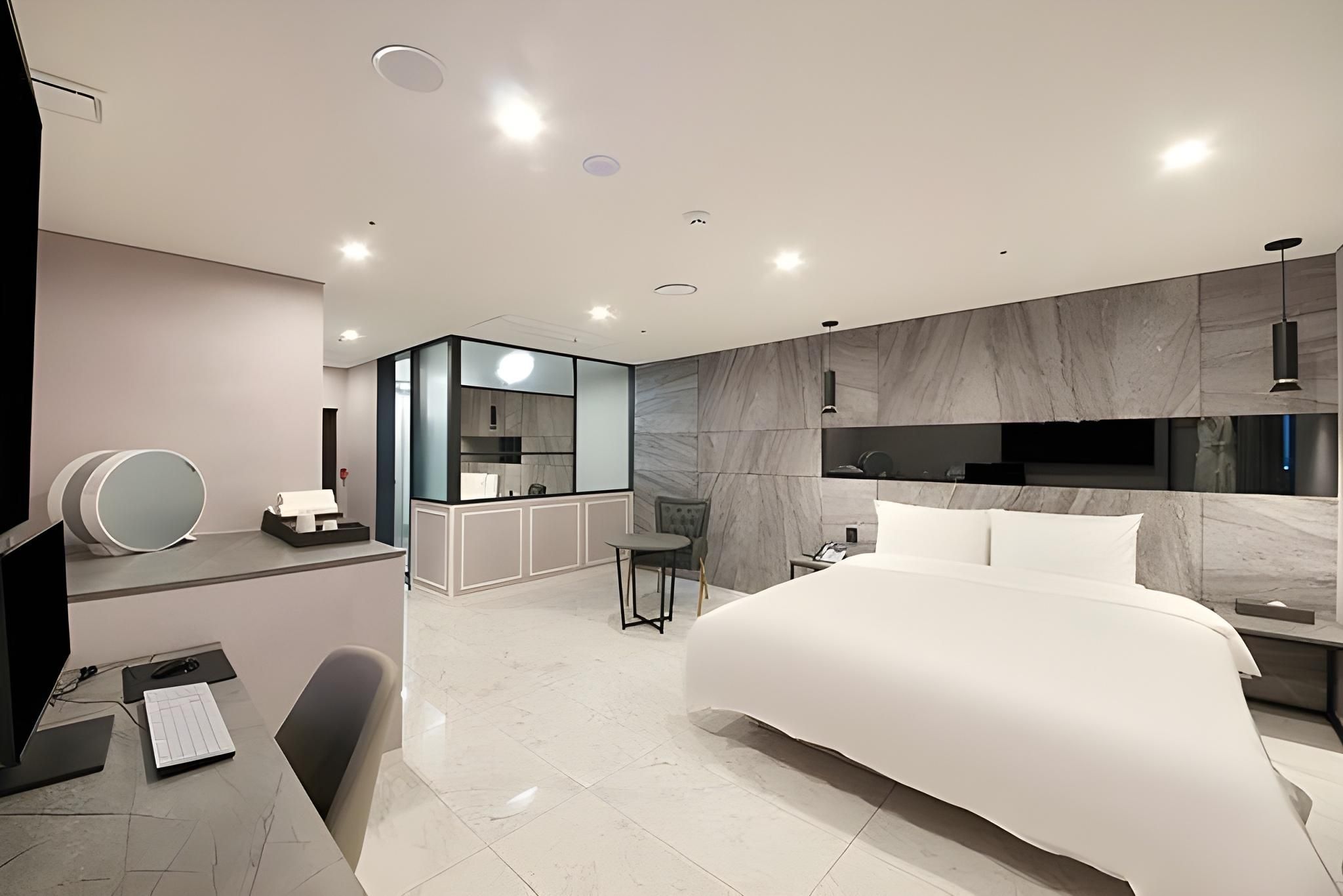 Restia Incheon Bay Hotel Deluxe - Available OTT with Personal Account, Hair Iron in Room 2