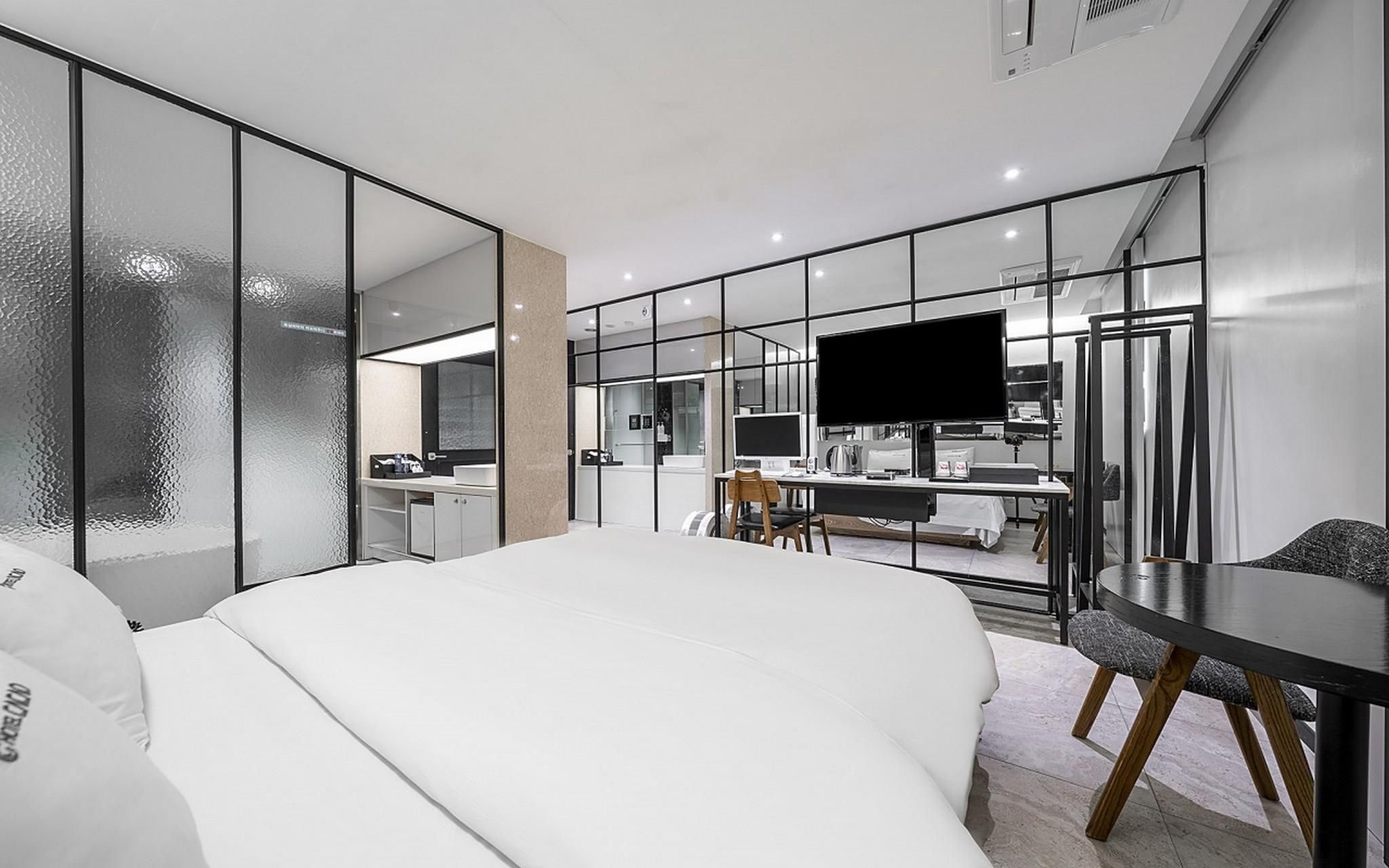 3D Mirror Room - Check-In After 4PM