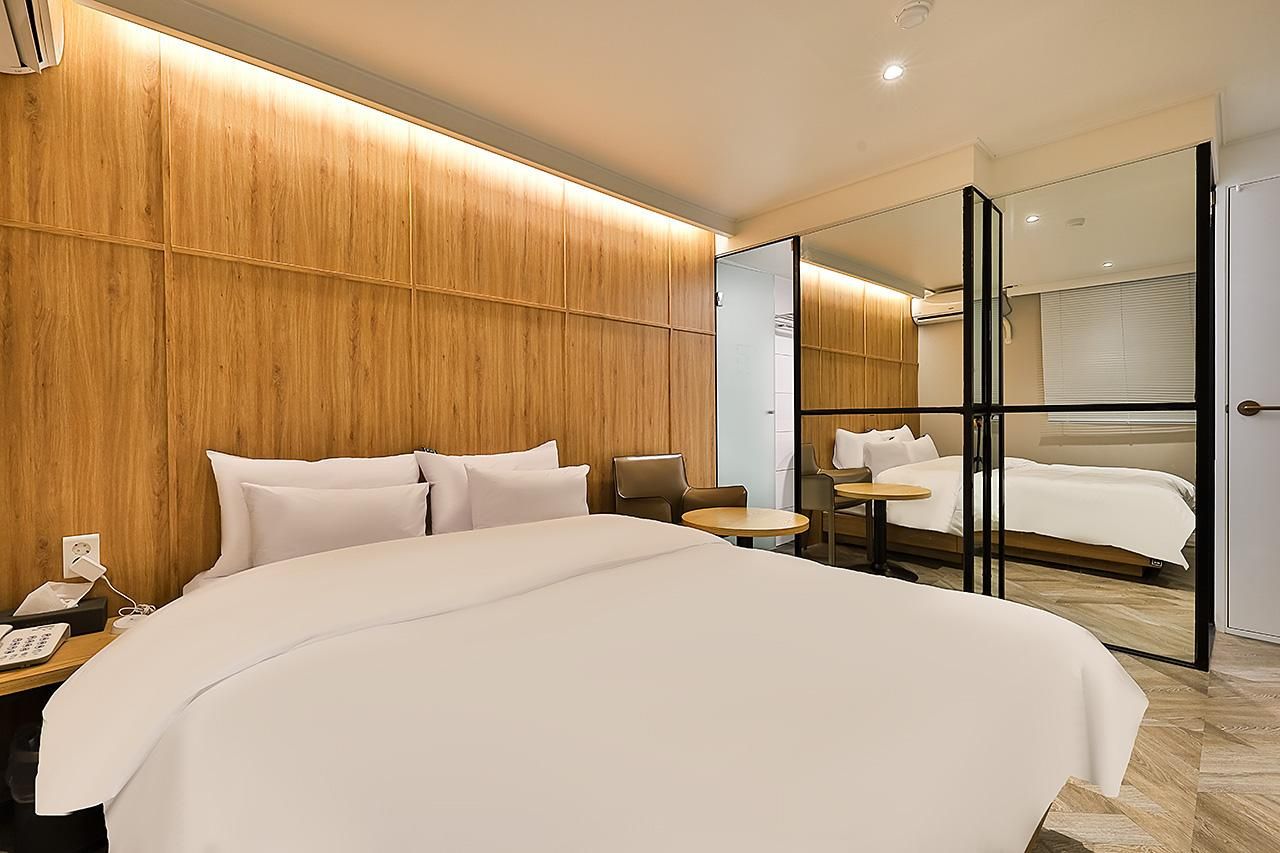 Number25hotel Dongam Station Deluxe King Room 2