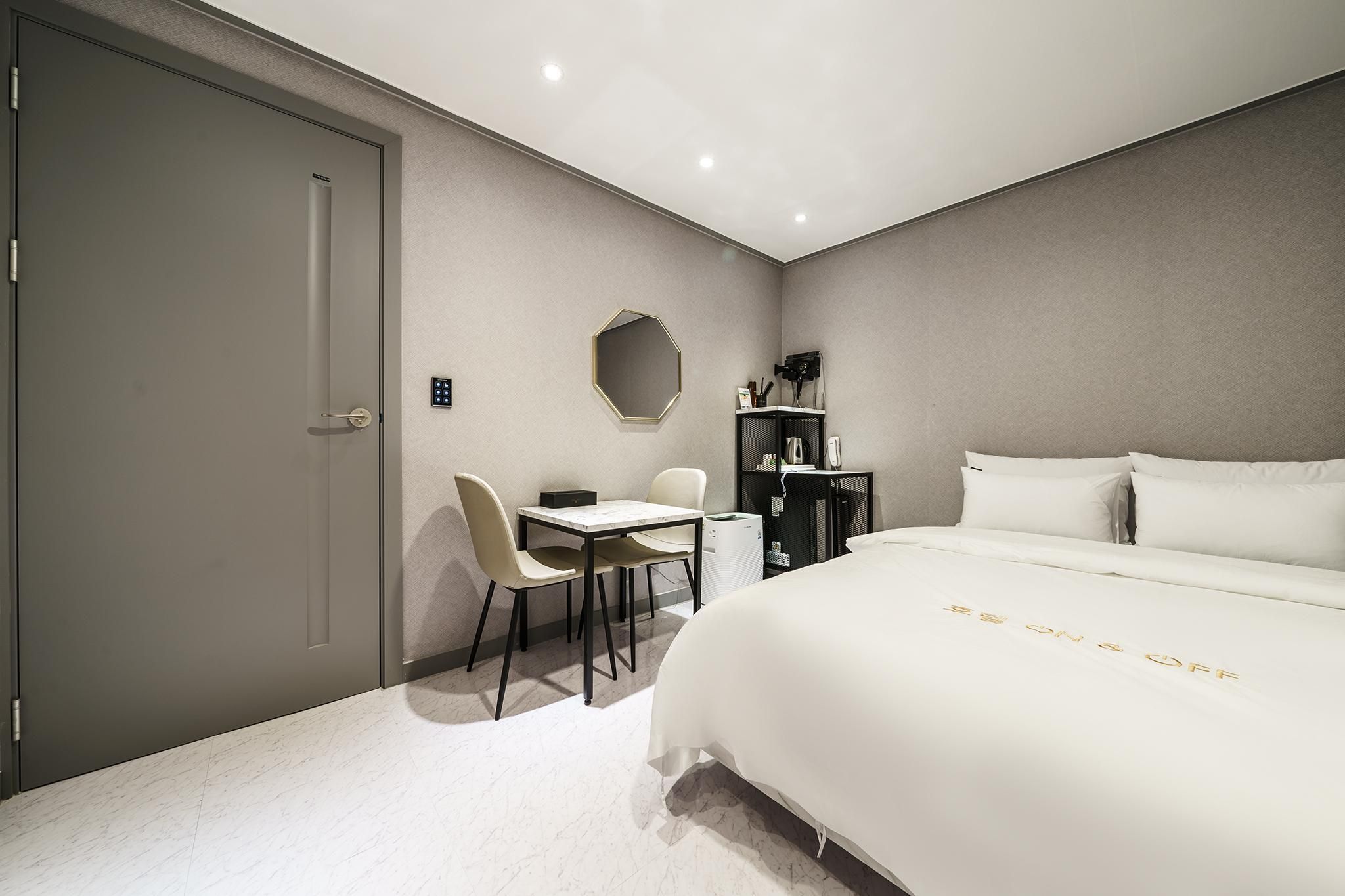 Random walking only - no cars allowed (55-inch TV, Netflix available)