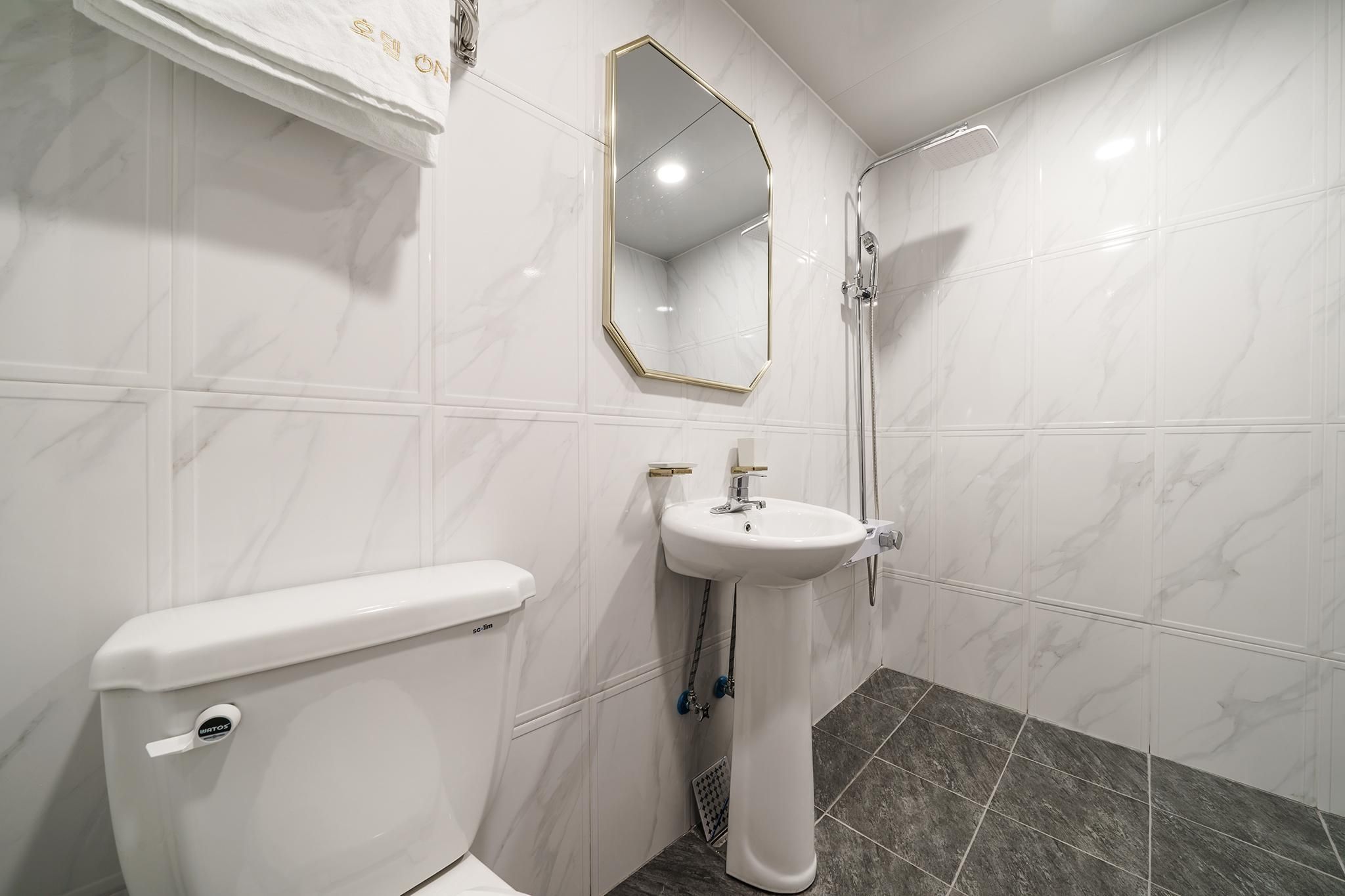 Random walking only - no cars allowed (55-inch TV, Netflix available)