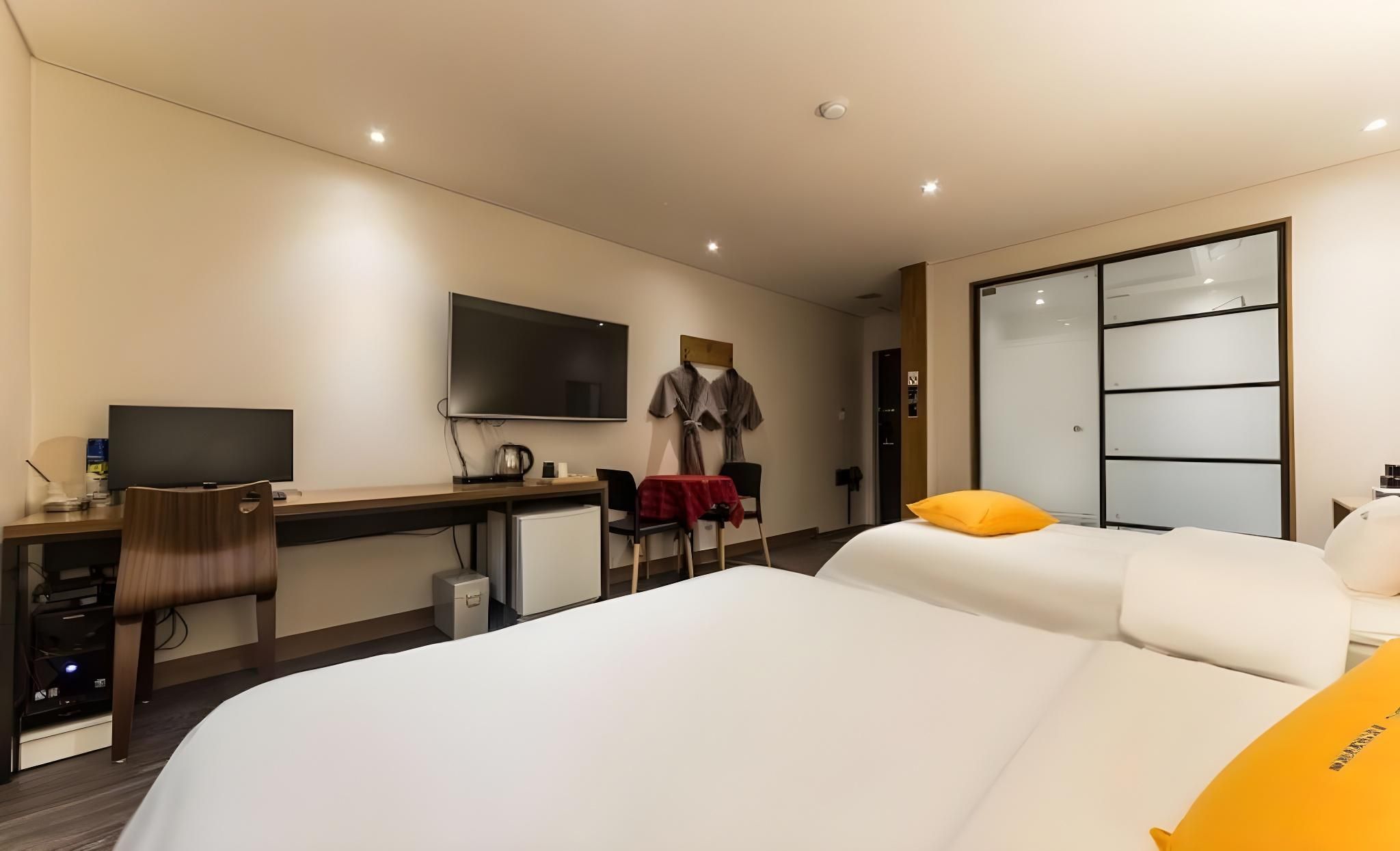 Soma Hotel Deluxe - Check-In After 3PM 3