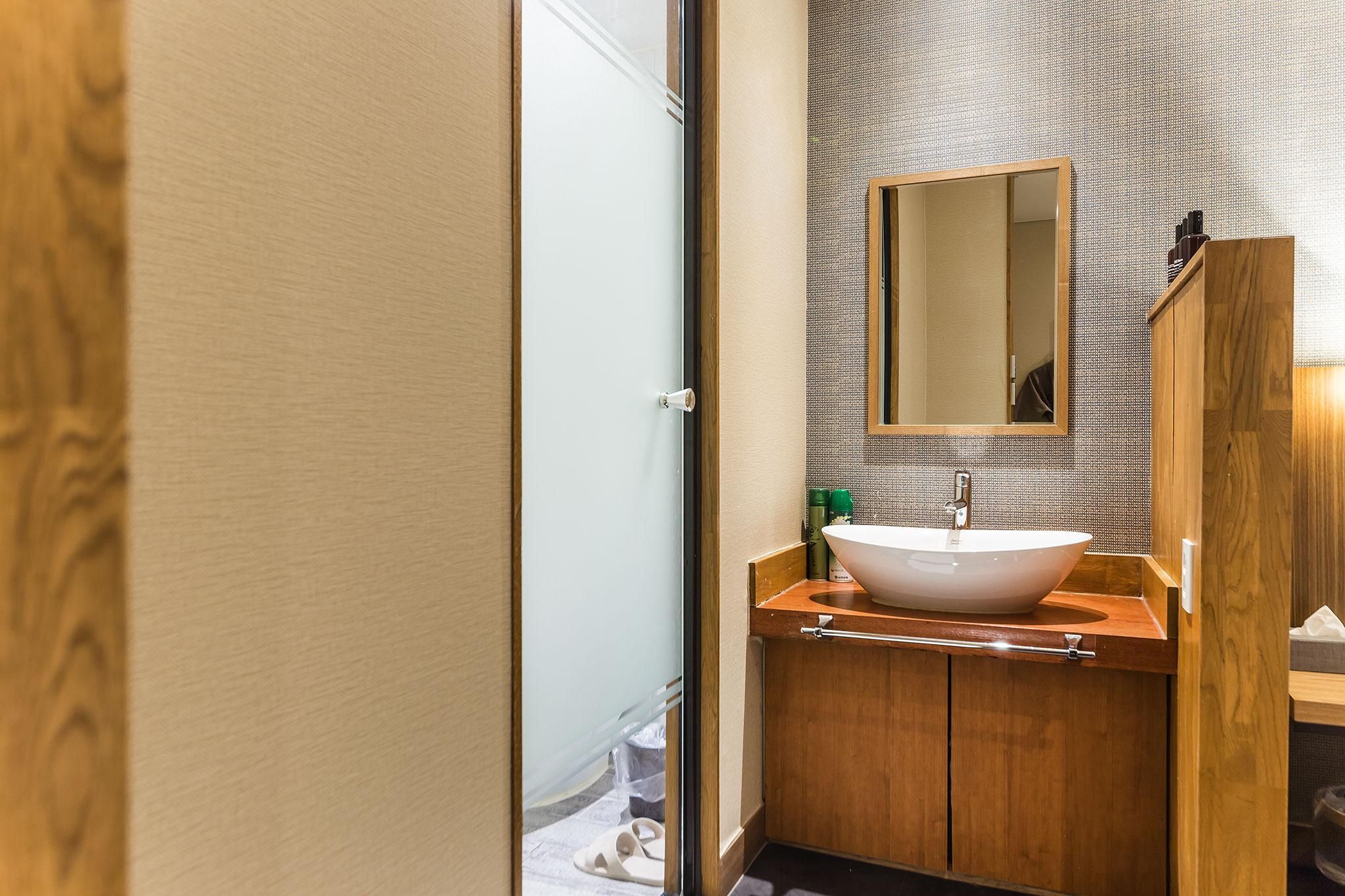 Soma Hotel Deluxe Room - Check-In Mon-Thu 3:00 PM, Fri 5:00 PM, Sat 9:00 PM, Sun 6:00 PM 3