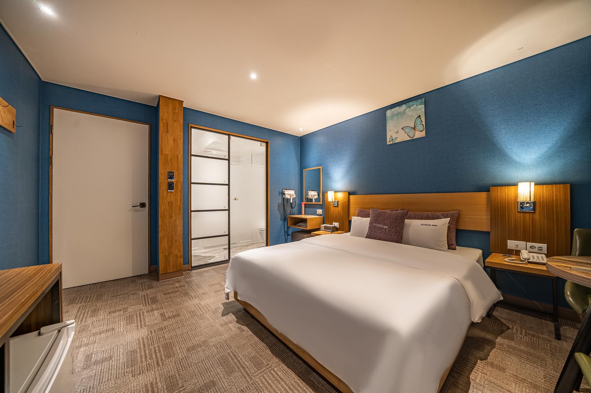 Soma Hotel Deluxe Room - Check-In Mon-Thu 3:00 PM, Fri 5:00 PM, Sat 9:00 PM, Sun 6:00 PM